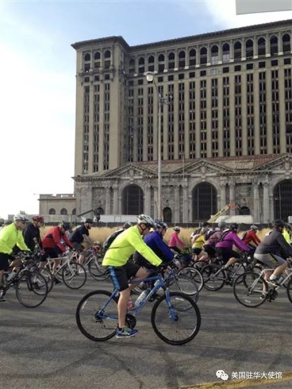 底特律市内的骑车者(照片:美联社)