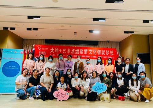 合影 https://image-artexpress.artron.net/app/toutiao/2020/1105/160457947756524570.jpg