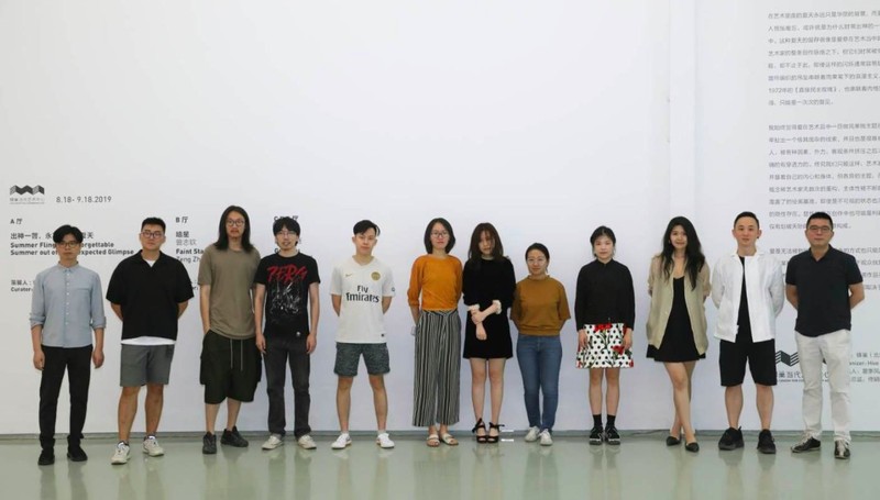 展览开幕式艺术家与嘉宾合影 eB27HZ5c223LxH5Aujhx9ijEix7YDTSIq5kvrsXY.png