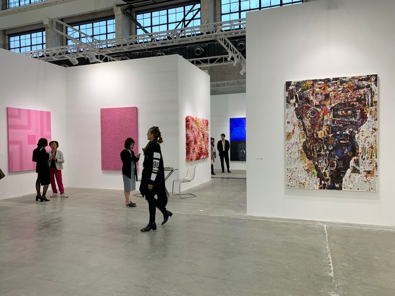 艺术门画廊展位现场 SDEMUYKNx9VDCdtrzFCh6lTESzn9qqyjcqFiCBVQ.jpg