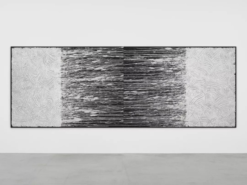 Richard Long, Untitled, 2018 clay on linen and board, 180 x 500 x 3 cm 70 3/4 196 3/4 x 1 1/8 in © Richard Long Courtesy Lisson Gallery, photographer: Jack Hems SVIFMDAruGTWBg1I3S7nhVaGYPujUf2B53HevytL.png