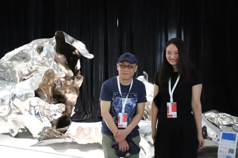 图片展望与蔡雅玲在展望参展作品前合影 yCah0GDSaSh97qiR4eMjGUjDdEGPG8AVFktZm2Jl.jpg