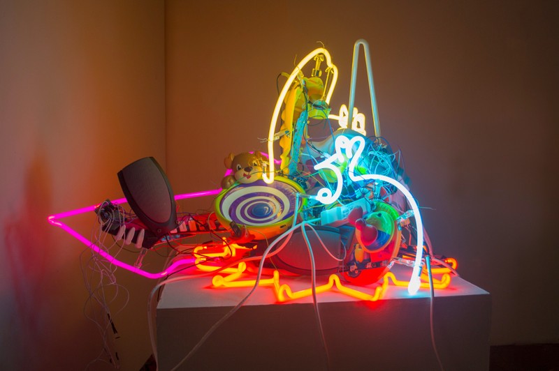 James Akers, The Wild One (B), 2018, neon, circuit-bent toys, custom circuitry, 61 x 97 x 69 cm, The Corning Museum of Glass, 2019.4.162. Photo courtesy of The Corning Museum of Glass, Corning, New York, © James Akers. t5lnugV2Q1sm8gGM0tOU0XwDSdOFTcDICyBbUEHY.jpg