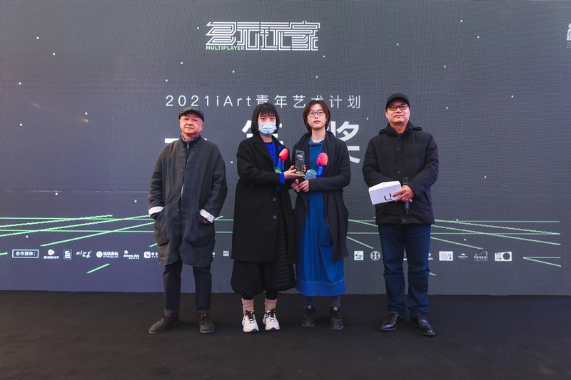 第一名获奖作品上台领奖 Ih1TC41xSZy9PcwwWzueYFPszdVae8Zje5LLJNsb.jpeg