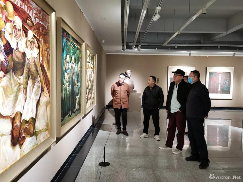 许奋(右一)、石磊(右二)、魏光庆(右三)、张杰在观展现场 oUVlkyCOLILhxdExOWNDpxHhsDuS1RAR7fK9GeST.jpg