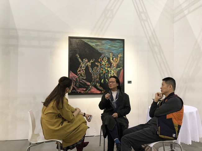 批评家李晓峰(中)与野空间创始人袁睿(左)艺术家郑泽生(右)交谈中 Kx53cn3ulgLYhnNJEilEjEs1S9Vix154B5nsHyA3.jpg