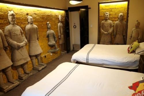 资料图:民宿卧室内的“兵马俑”装饰。近日,西安一家主打“兵马俑”元素的民宿走红,让不少旅客感叹如同居住在“秦始皇陵”。 XSYIR36mi4GN0ILzlwO1S8KY45SCR2upMGKK7kDR.jpg