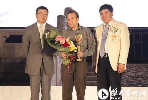从左往右依次为：雅昌集团董事长万捷先生、尚扬先生、故宫博物院院长单霁翔先生