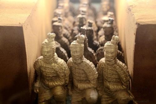 资料图:2019年2月20日,陕西西安一家酒店大堂展销柜内摆放着的“兵马俑巧克力”。这种兵马俑造型的巧克力每个高约15公分,售价68元人民币。 321RQsbiQEzPwdEZ28oysqI2usRIbJlVbM2LyKAe.jpg