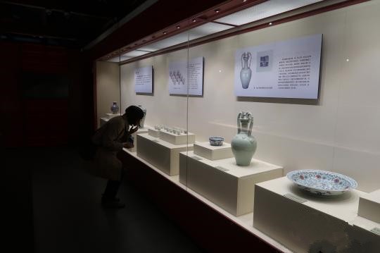 观众观看百件文物 WE4w2prf6ZqITqibeXfhrjBBaNDFDIs1DxrP6tFe.jpg