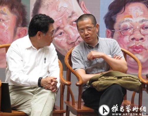 杨飞云（左）和陈丹青在研讨会现场
