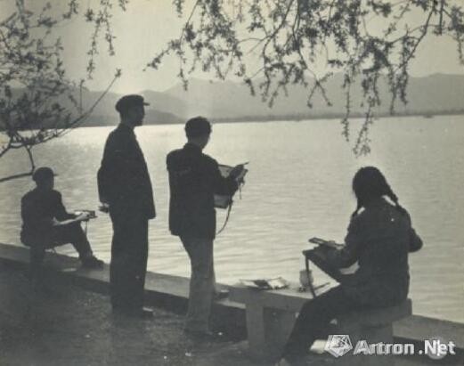 20世纪50年代，潘天寿与学生在西湖边写生