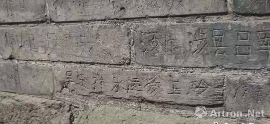 刻字大多出现在奉供佛舍利子的宣文塔塔砖上，不少人刻上自己的家乡，也有人在其上表达爱意。