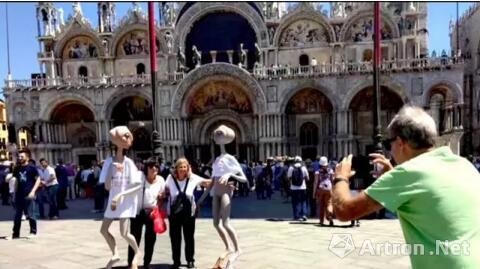  外星人在威尼斯圣马可广场巡游并与来自世界各地的游客互动合影