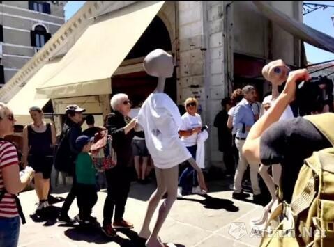  外星人在威尼斯圣马可广场巡游并与来自世界各地的游客互动合影