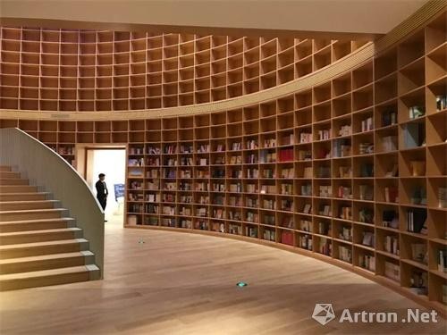 展览中“光之阅读”的部分，为安藤忠雄设计的书店空间