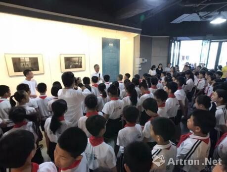 "陈履生博物馆建筑摄影展"开幕前，Mr.陈先给200位小学生讲博物馆