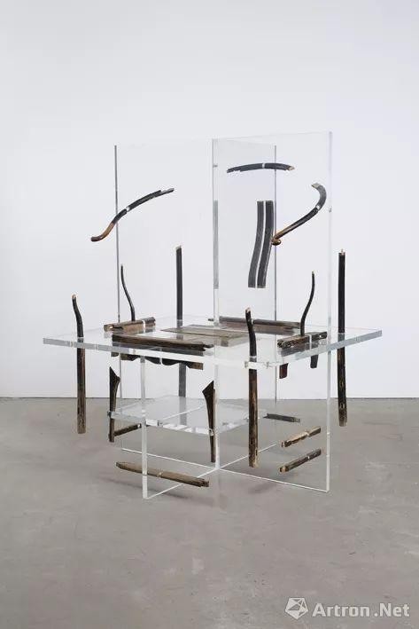 邵帆，《曲苑风荷》，2004，榆木，亚克力，170 × 130 × 120 cm，希克收藏