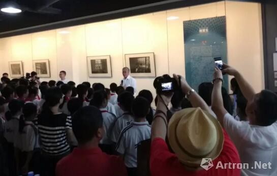 "陈履生博物馆建筑摄影展"开幕前，Mr.陈先给200位小学生讲博物馆