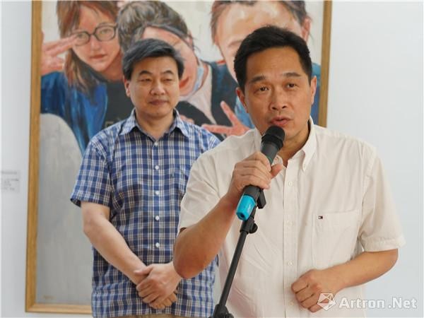 江汉大学党委宣传部部长刘晓明宣布展览开幕