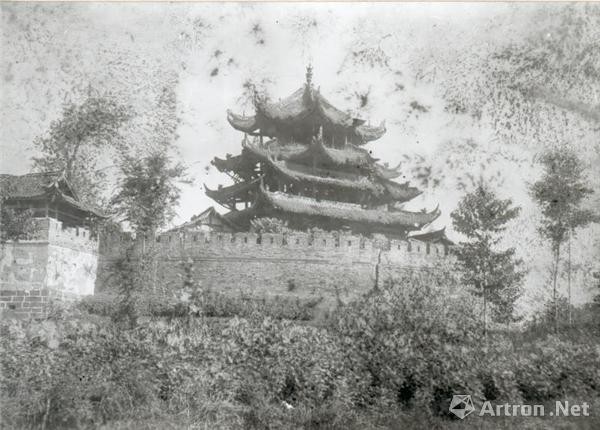 奎星阁建在南门城墙上，如文笔高悬，汉州八景之一的“奎楼文笔”即是此处