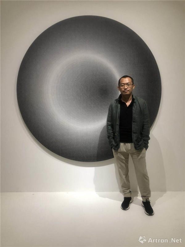 艺术家刘文涛在展览现场