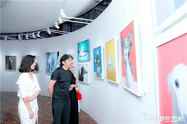 罗兰艺术CEO、策展人罗文涛女士陪同著名艺术家何多苓先生参观展览