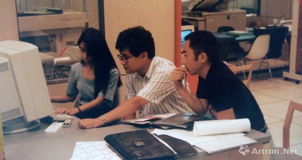 1991年，“新刻度小组”作品《解析-1》参加日本福冈“非常口”的展览，图为王鲁炎在与技术人员于电脑上制作《解析1》