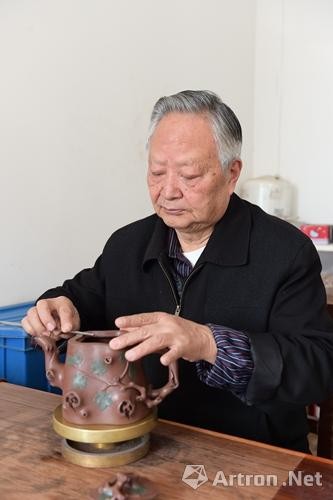 此前，倪顺生在制作紫砂壶。受访者供图