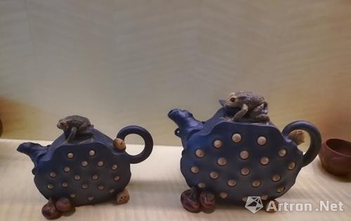 7月28日倪顺生作品展上，其传人制作的紫砂壶也一同展出，造型十分精美。上官云 摄