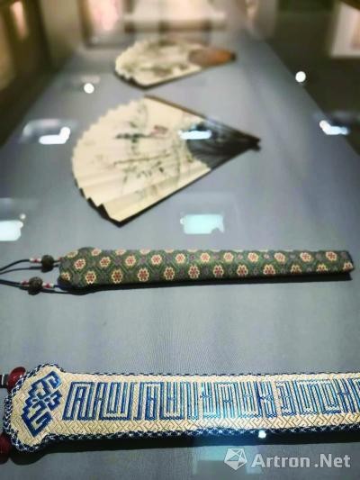 折扇是具有中国特色的绘画载体，堪称古代文人的一张名片