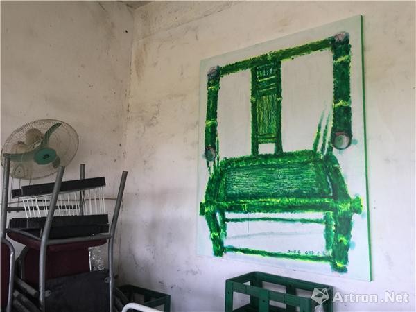 墙上的绿椅子绘画