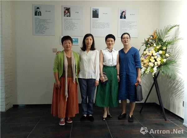 四位参展艺术家：陈淑霞、杨燕来、罗敏、朱雅梅（左起）