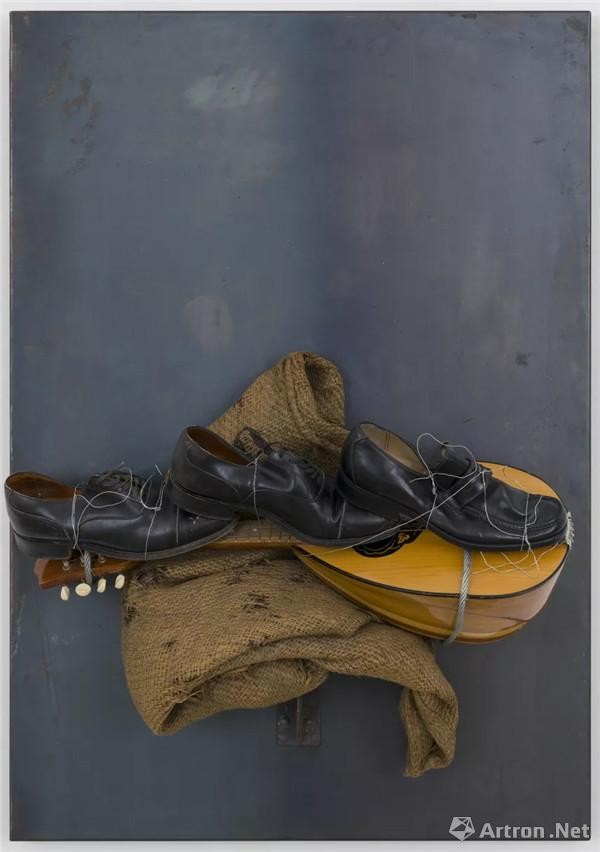 雅尼斯·库奈里斯 《Senza Titolo》  100×70×25cm 铁、小提琴、鞋、袋、铁丝2003
