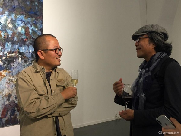 艺术家刘若望（左）与嘉宾在展览现场