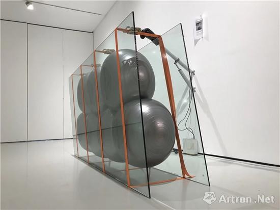 王恩来 玻璃板，橡胶球，捆扎带与拳击手套 综合材料 240×125×120cm 2017