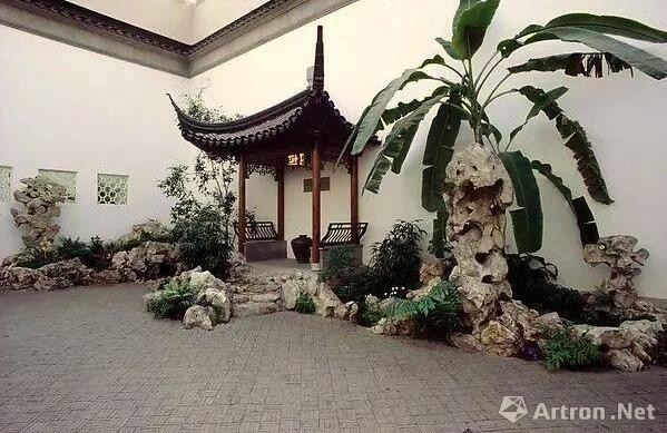 在方闻的主导下，纽约大都会博物馆内建起一座小巧精致、仿明代苏州网师园的江南园林。