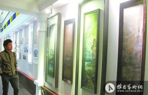 天津庆王府内，游客在参观修复好的8幅油画。