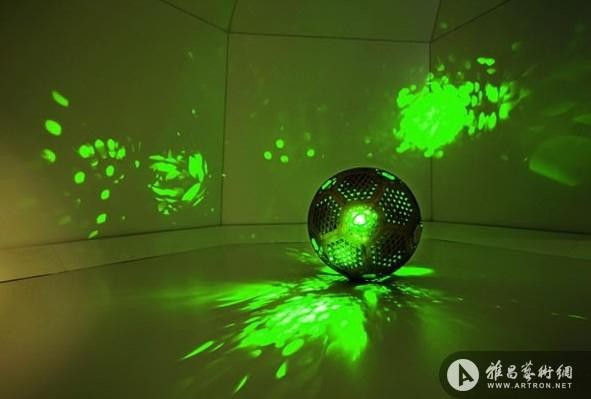 李鼐含的《水晶球》是一件可以让参观者与之互动从而体验施华洛世奇水晶的触觉作品