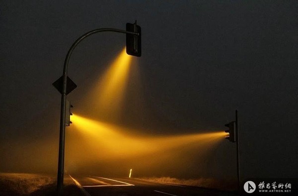 德国摄影师Lucas Zimmerman拍大雾下的交通灯