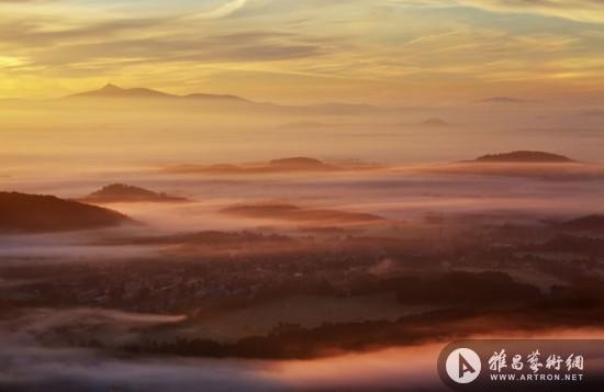 捷克摄影师拍晨雾下的山脉壮景