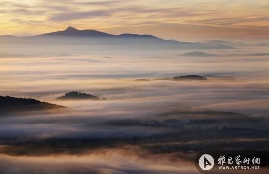 捷克摄影师拍晨雾下的山脉壮景