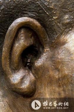 南非比勒陀利亚，联合大厦前的南非前总统曼德拉雕像耳朵里藏着一只小铜兔。