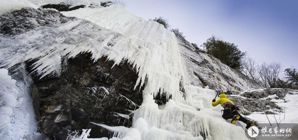 加摄影师拍挑战者攀爬冰瀑布壮景