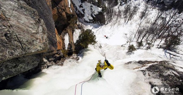 加摄影师拍挑战者攀爬冰瀑布壮景