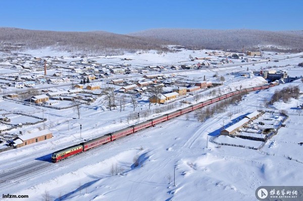 雪地里的火车
