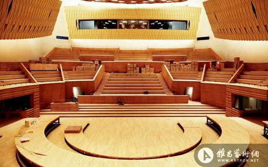 为了实现音乐厅“让音乐灵动”的核心理念，建筑师矶崎新和日本建筑声学大师丰田泰久合作，并肩工作一年多，在电脑上进行了一百多次建筑声学测试。