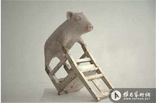 动物家- 猪 古旧家具、玻璃钢、丙烯着色 64×60×25cm 2013
