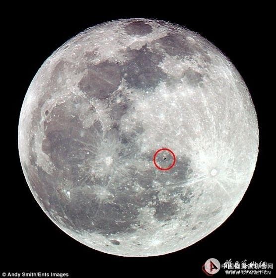 摄影师捕捉空间站在月球前方穿过壮观景象