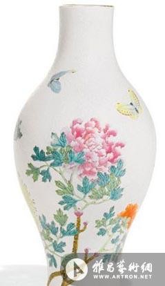 　乾隆年间的粉彩白地轧道蝶恋花纹橄榄瓶为本拍卖的首要亮点，估价在20--30万英镑